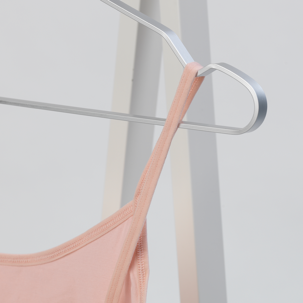 Appendi i vestiti nel modo più semplice con questi intelligenti appendiabiti Brabantia. L'elegante incavo nella parte superiore, consente di appendere gli abiti senza allungare la scollatura. Le grucce sono realizzati in alluminio resistente e anodizzato. In negozio e online su tuttochic.live