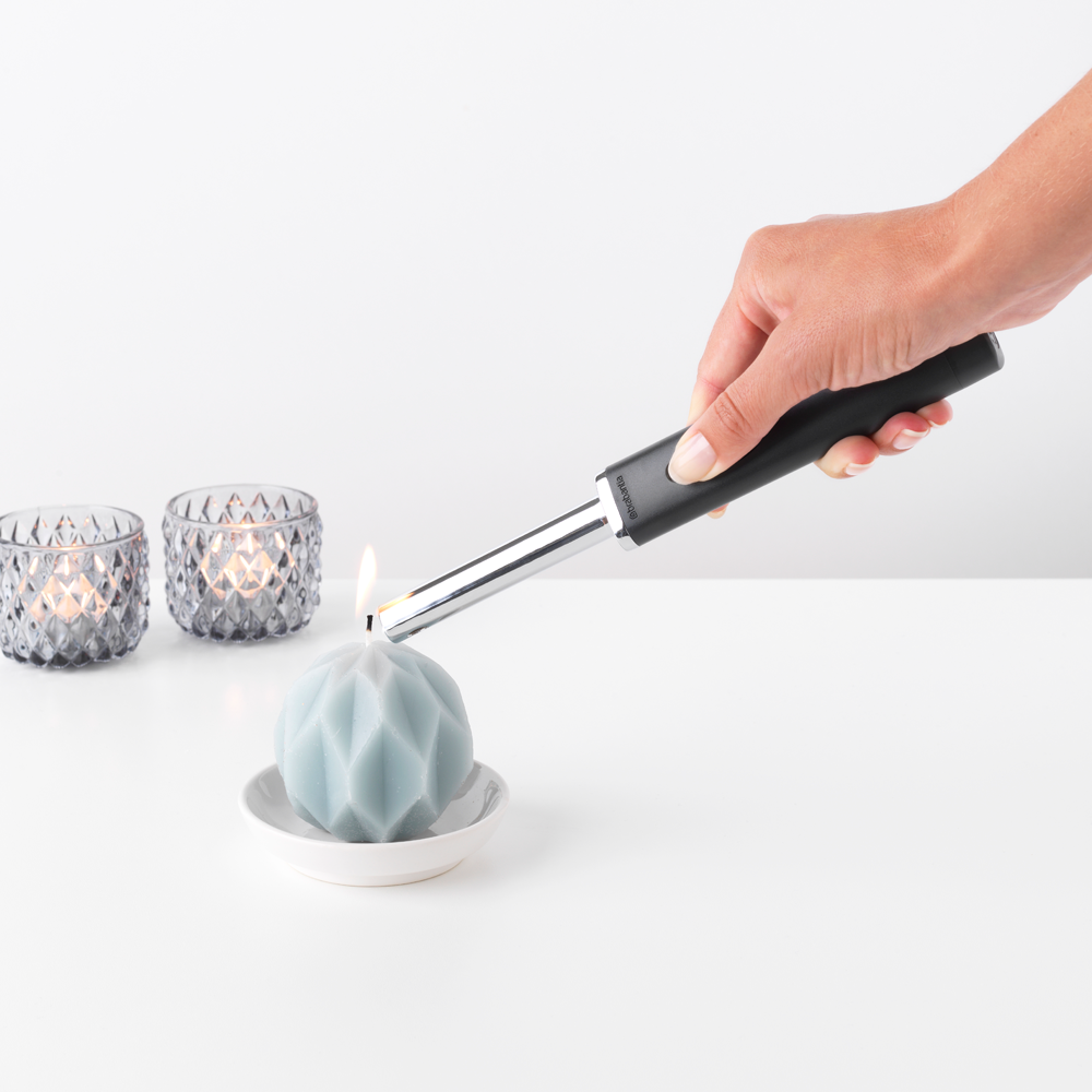 L'accendigas di Brabantia è perfetto in cucina e può essere utilizzato anche per accendere candele, sigarette e caminetti. Può essere facilmente ricaricato con un normale gas per accendini. Dimensioni Altezza: 2,2 cm Lunghezza: 23cmLarghezza : 3 cm Peso: 0,079. In negozio e online su tuttochic.live