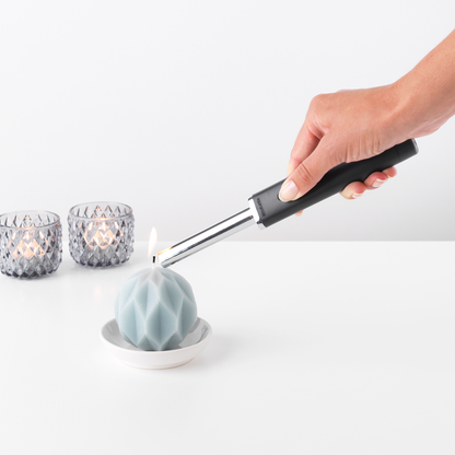 L'accendigas di Brabantia è perfetto in cucina e può essere utilizzato anche per accendere candele, sigarette e caminetti. Può essere facilmente ricaricato con un normale gas per accendini. Dimensioni Altezza: 2,2 cm Lunghezza: 23cmLarghezza : 3 cm Peso: 0,079. In negozio e online su tuttochic.live