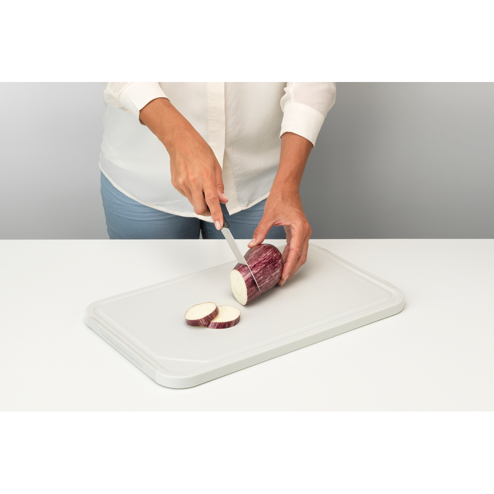 Tagliare a cubetti, sminuzzare o affettare sarà ancora più facile con il tagliere antiscivolo con vassoio da portata Tasty+ Brabantia. Terminata la fase di preparazione, puoi capovolgere il tagliere utilizzandolo come vassoio da portata. Lavabile in lavastoviglie. In negozio e online su tuttochic.live