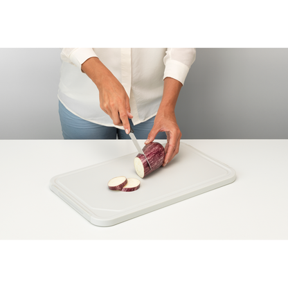 Tagliare a cubetti, sminuzzare o affettare sarà ancora più facile con il tagliere antiscivolo con vassoio da portata Tasty+ Brabantia. Terminata la fase di preparazione, puoi capovolgere il tagliere utilizzandolo come vassoio da portata. Lavabile in lavastoviglie. In negozio e online su tuttochic.live