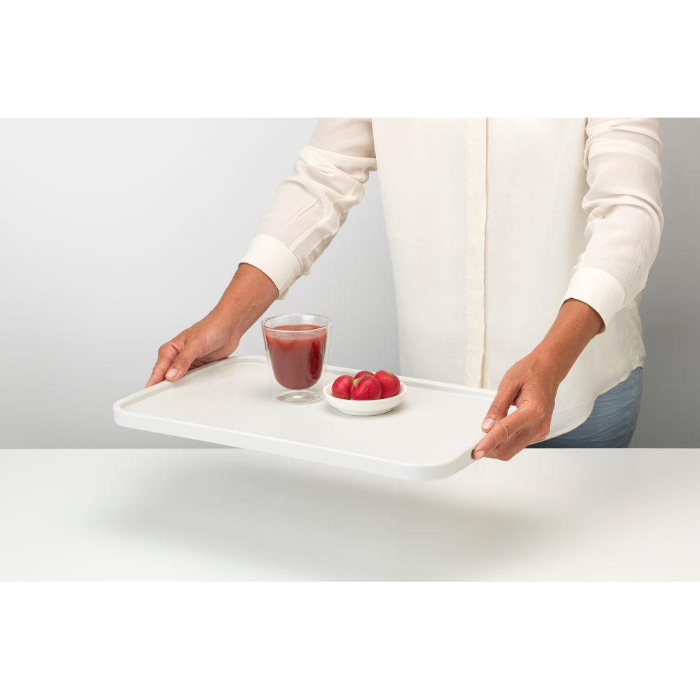 Tagliare a cubetti, sminuzzare o affettare sarà ancora più facile con il tagliere antiscivolo con vassoio da portata Tasty+ Brabantia. Terminata la fase di preparazione, puoi capovolgere il tagliere utilizzandolo come vassoio da portata. Lavabile in lavastoviglie. In negozio e online su tuttochic.live