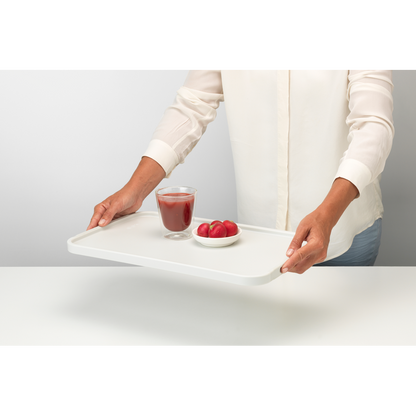 Tagliare a cubetti, sminuzzare o affettare sarà ancora più facile con il tagliere antiscivolo con vassoio da portata Tasty+ Brabantia. Terminata la fase di preparazione, puoi capovolgere il tagliere utilizzandolo come vassoio da portata. Lavabile in lavastoviglie. In negozio e online su tuttochic.live