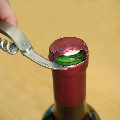 Cavatappi apribottiglie da cameriere estrae facilmente i tappi incastrati. Con l'apribottiglie e il tagliacapsule integrati in aggiunta, è anche lo strumento professionale ideale per la casa. Dimensioni L 12,0 cm, P 3,0 cm, H 1,5 cm acciaio inossidabile / plastica di alta qualità. In negozio e online su tuttochic.live