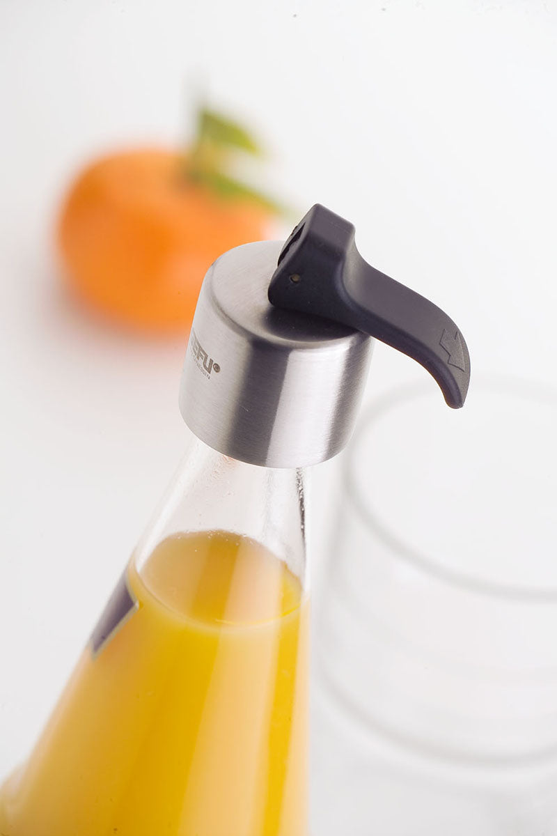 Con BOTELO, le bottiglie di vetro (ø interno 16,5–18,5 mm) possono essere richiuse in un batter d'occhio. Ciò mantiene freschi succhi o vini e può essere conservato in frigorifero. In negozio e online su tuttochic.live