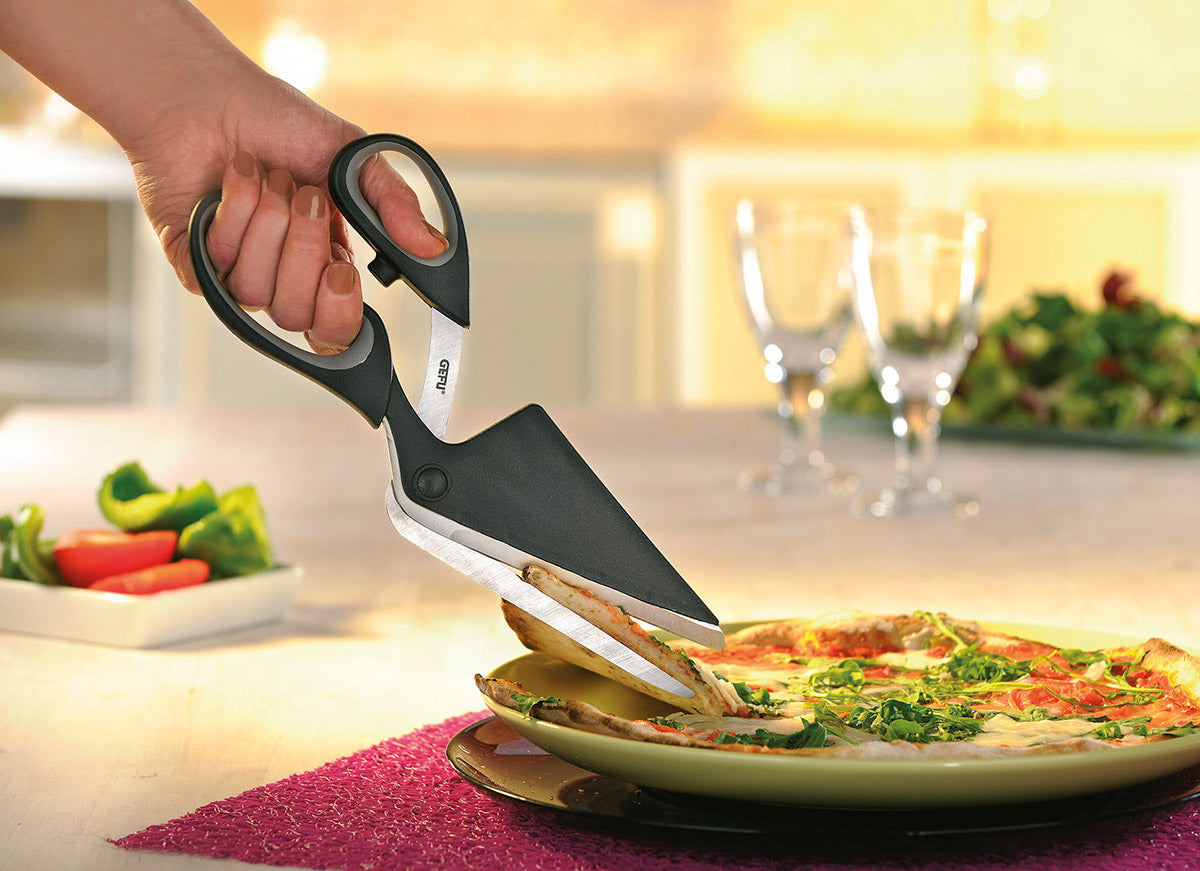 Forbici da pizza per tagliare in modo pulito pizza e quiche! Dettagli: Funzione 2 in 1: Forbici per tagliare la pizza Sollevatore per rimuovere il pezzo tagliato Impugnatura morbida Può essere smontato per una facile pulizia Dimensioni L 27,2 cm, P 8,2 cm, H 1,6 cm Lama giapponese in acciaio / plastica
