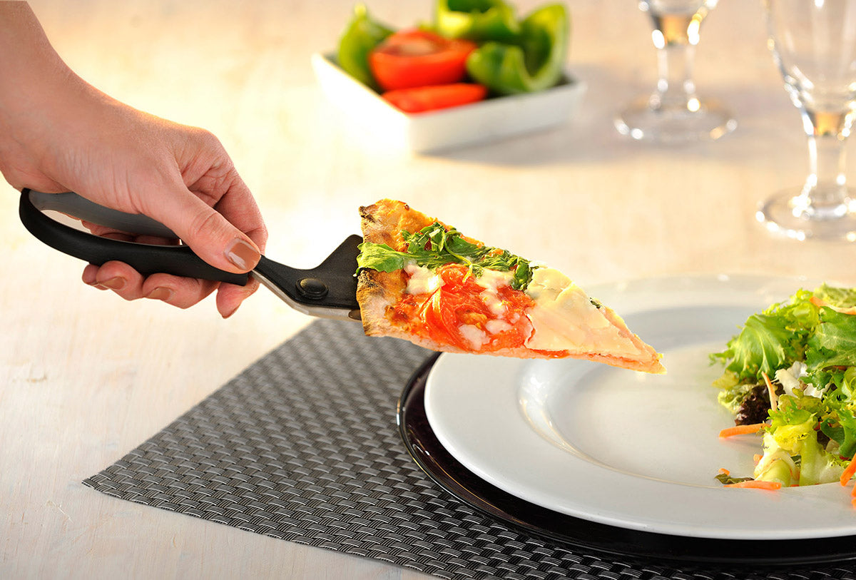 Forbici da pizza per tagliare in modo pulito pizza e quiche! Dettagli: Funzione 2 in 1: Forbici per tagliare la pizza Sollevatore per rimuovere il pezzo tagliato Impugnatura morbida Può essere smontato per una facile pulizia Dimensioni L 27,2 cm, P 8,2 cm, H 1,6 cm Lama giapponese in acciaio / plastica