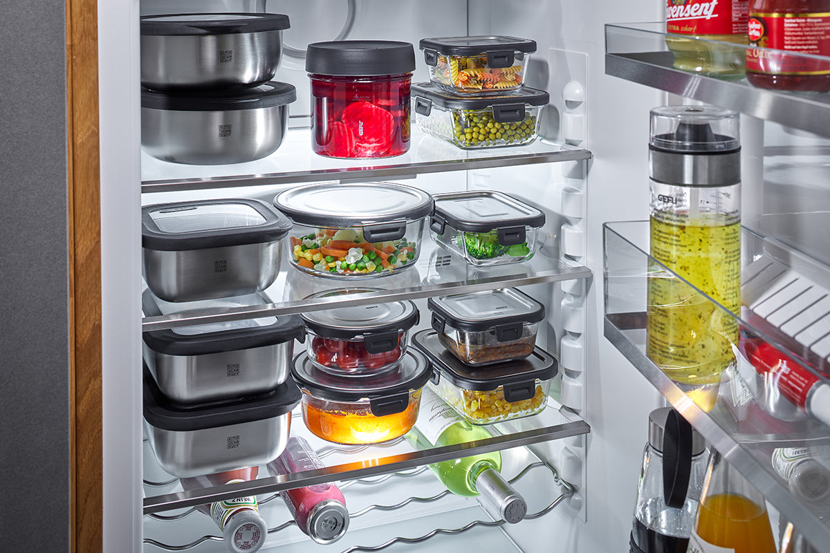 I contenitori per alimenti PROVIDO dall'eleganza senza tempo portano ordine e visibilità in qualsiasi frigorifero o congelatore, sono anche adatti al microonde. volume 400 ml L 12,0 cm, P 12,0 cm, H 6,0 cm acciaio inossidabile/plastica di alta qualità lavabile in lavastoviglie In negozio e online su tutttochic.it