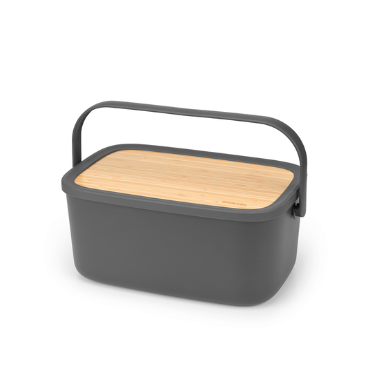 Il Portapane Nic Brabantia è dotato di un grazioso coperchio in bambù e di comoda maniglia di trasporto per trasportare questo gioiellino dalla cucina alla tavola, contiene due filoni, e la base scanalata favorisce la ventilazione. Comodo in cucina, favoloso in tavola. In negozio e online tuttochic.live