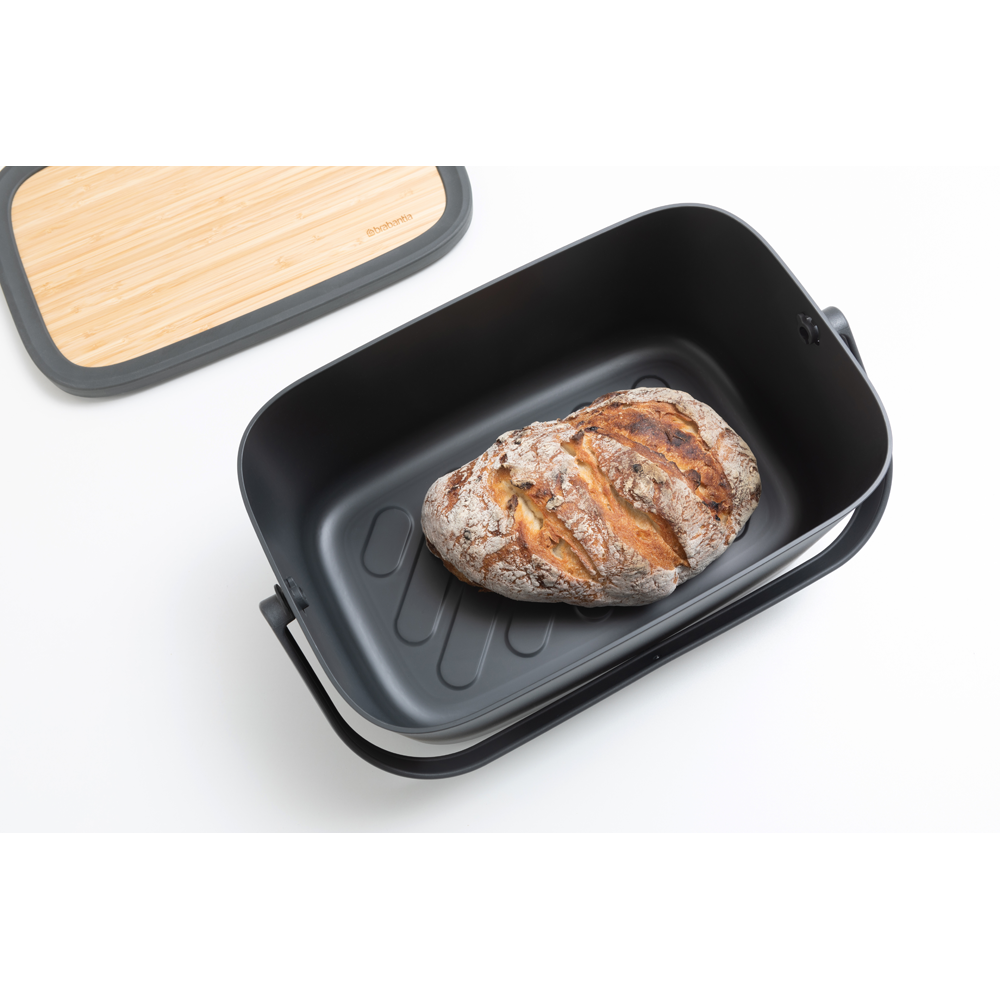 Il Portapane Nic Brabantia è dotato di un grazioso coperchio in bambù e di comoda maniglia di trasporto per trasportare questo gioiellino dalla cucina alla tavola, contiene due filoni, e la base scanalata favorisce la ventilazione. Comodo in cucina, favoloso in tavola. In negozio e online tuttochic.live