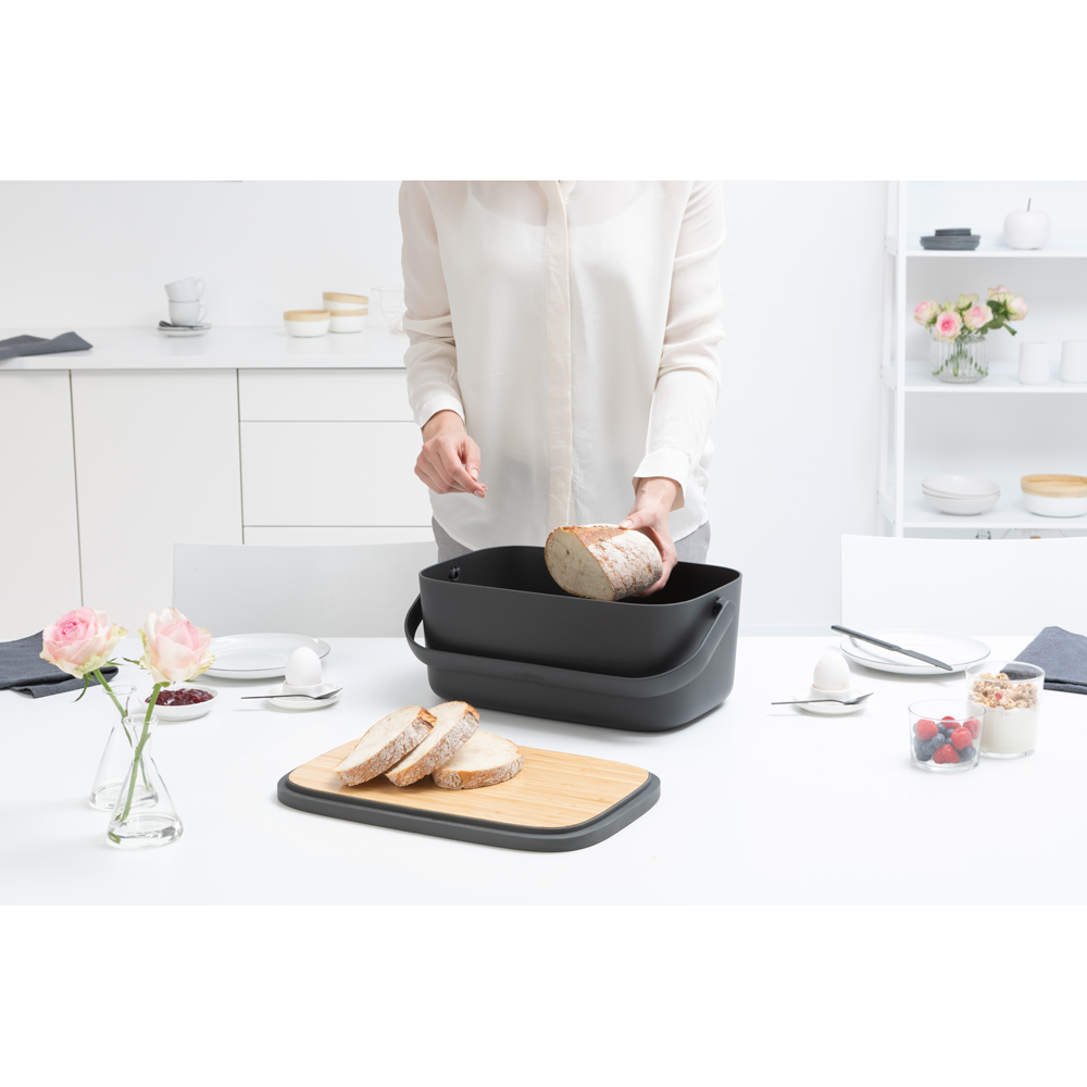 Il Portapane Nic Brabantia è dotato di un grazioso coperchio in bambù e di comoda maniglia di trasporto per trasportare questo gioiellino dalla cucina alla tavola, contiene due filoni, e la base scanalata favorisce la ventilazione. Comodo in cucina, favoloso in tavola. In negozio e online tuttochic.live