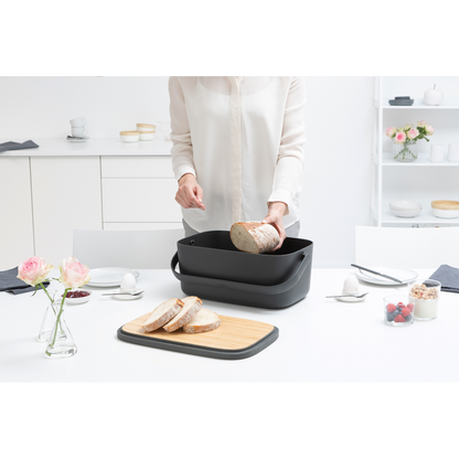 Il Portapane Nic Brabantia è dotato di un grazioso coperchio in bambù e di comoda maniglia di trasporto per trasportare questo gioiellino dalla cucina alla tavola, contiene due filoni, e la base scanalata favorisce la ventilazione. Comodo in cucina, favoloso in tavola. In negozio e online tuttochic.live