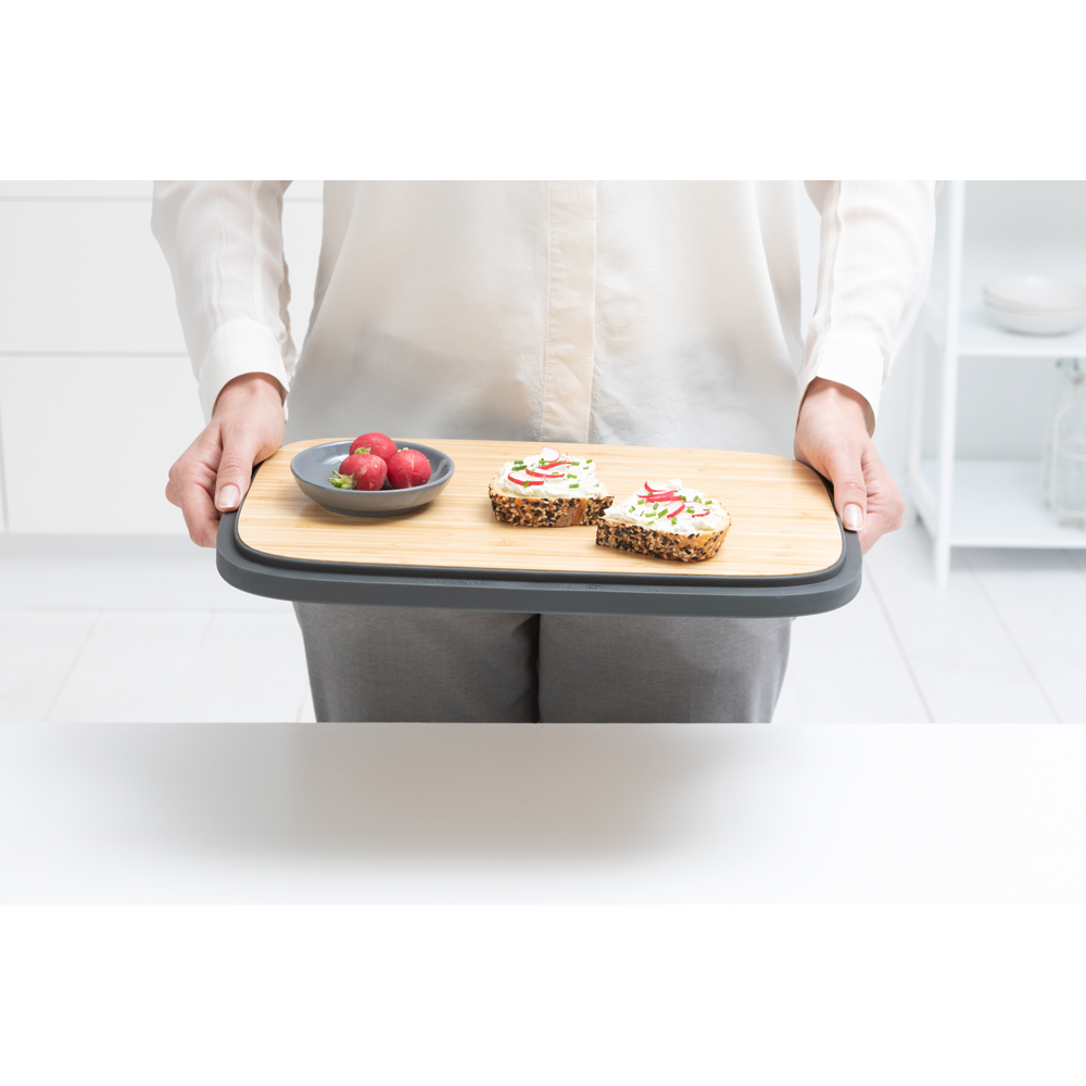 Il Portapane Nic Brabantia è dotato di un grazioso coperchio in bambù e di comoda maniglia di trasporto per trasportare questo gioiellino dalla cucina alla tavola, contiene due filoni, e la base scanalata favorisce la ventilazione. Comodo in cucina, favoloso in tavola. In negozio e online tuttochic.live