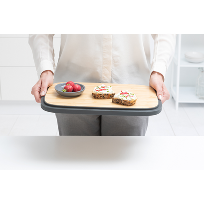 Il Portapane Nic Brabantia è dotato di un grazioso coperchio in bambù e di comoda maniglia di trasporto per trasportare questo gioiellino dalla cucina alla tavola, contiene due filoni, e la base scanalata favorisce la ventilazione. Comodo in cucina, favoloso in tavola. In negozio e online tuttochic.live