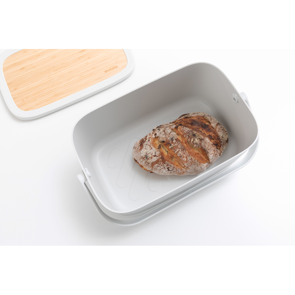 Il Portapane Nic Brabantia è dotato di un grazioso coperchio in bambù e di comoda maniglia di trasporto per trasportare questo gioiellino dalla cucina alla tavola, contiene due filoni, e la base scanalata favorisce la ventilazione. Comodo in cucina, favoloso in tavola. In negozio e online tuttochic.live