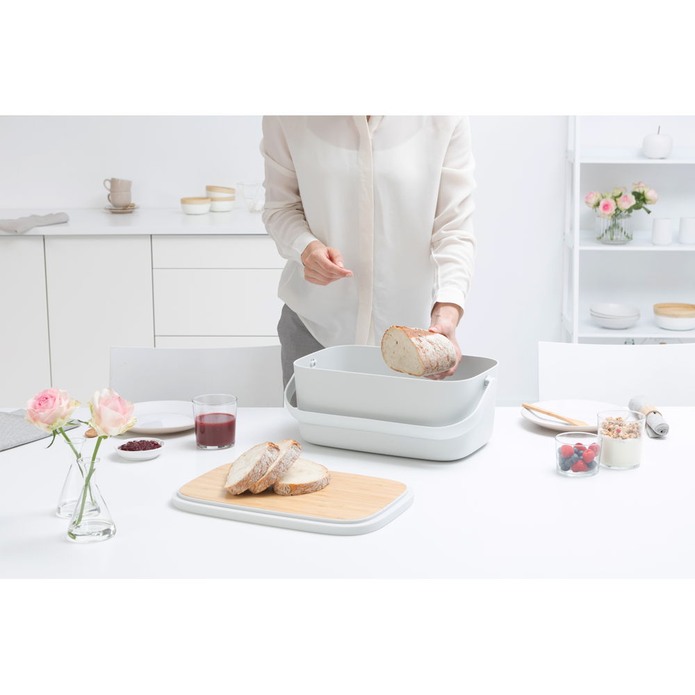 Il Portapane Nic Brabantia è dotato di un grazioso coperchio in bambù e di comoda maniglia di trasporto per trasportare questo gioiellino dalla cucina alla tavola, contiene due filoni, e la base scanalata favorisce la ventilazione. Comodo in cucina, favoloso in tavola. In negozio e online tuttochic.live