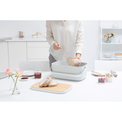 Il Portapane Nic Brabantia è dotato di un grazioso coperchio in bambù e di comoda maniglia di trasporto per trasportare questo gioiellino dalla cucina alla tavola, contiene due filoni, e la base scanalata favorisce la ventilazione. Comodo in cucina, favoloso in tavola. In negozio e online tuttochic.live