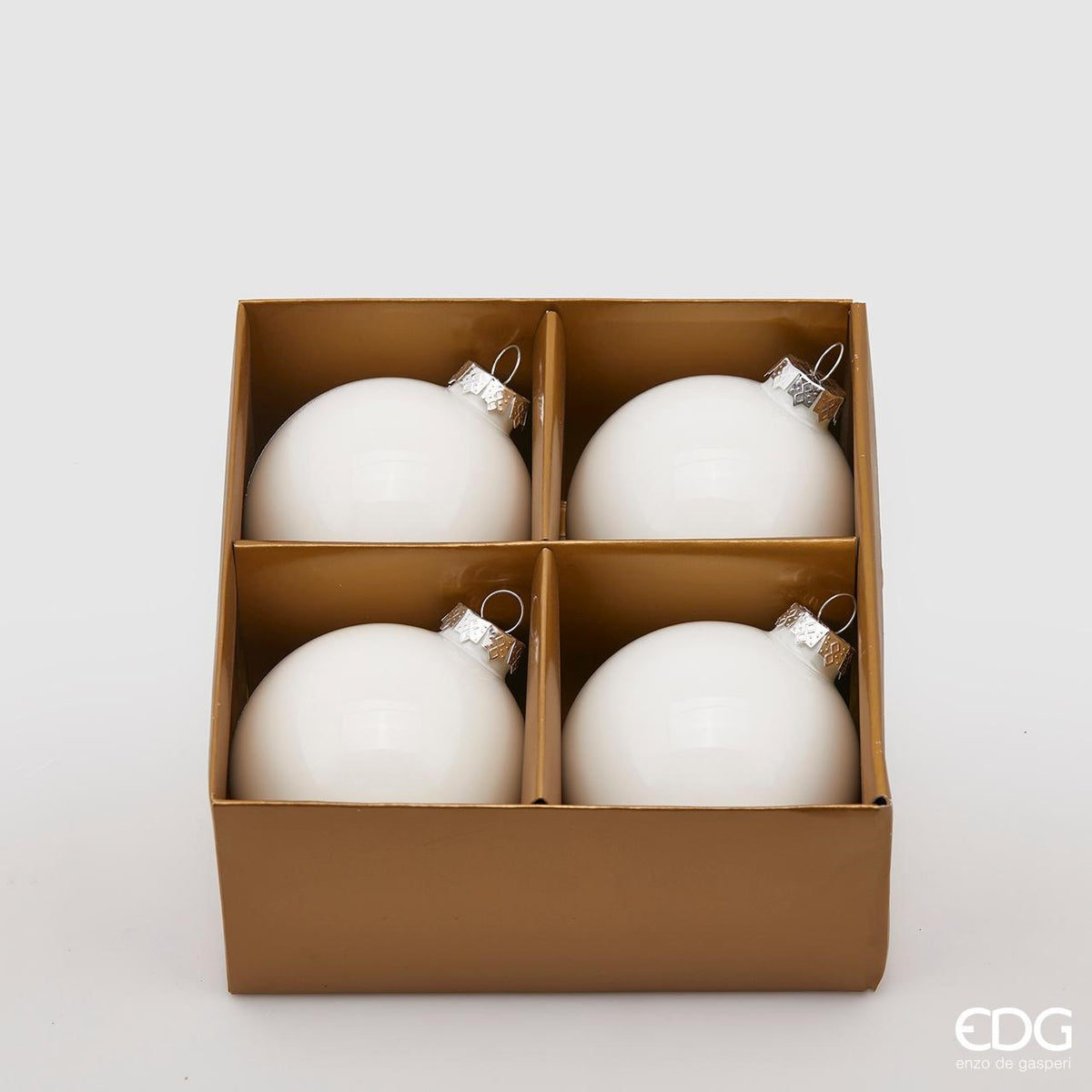 Confezione di 4 palline in vetro di colore bianco con diametro di 8 cm. In negozio e online su tuttochic.live