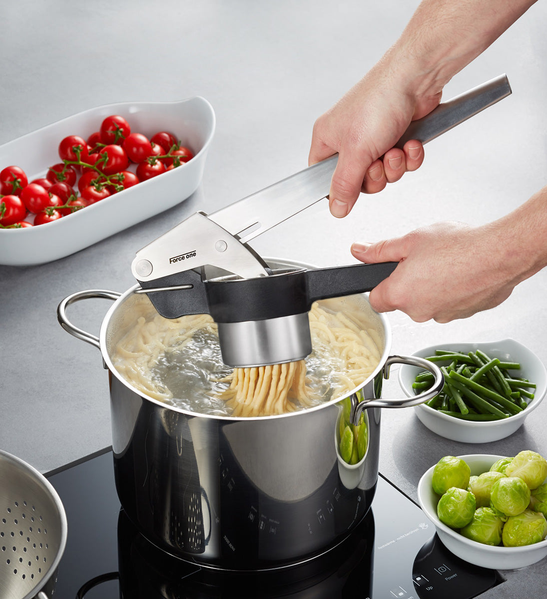 La pressa FORCE ONE® è stata progettata per preparare la pasta Spätzle, il purè di patate o castagne o il succo fresco. manici extra lunghi. Dimensioni: L 36,5 cm, P 13,0 cm, H 9,1 cm acciaio inossidabile/nylon di alta qualità lavabile in lavastoviglie. In negozio e online su tutttochic.it