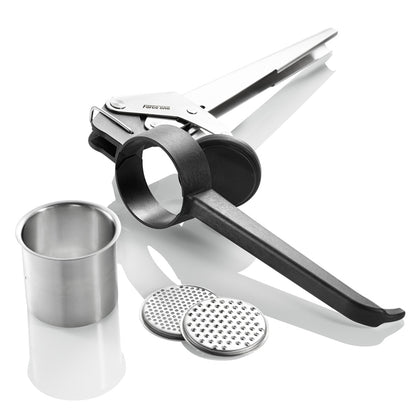 La pressa FORCE ONE® è stata progettata per preparare la pasta Spätzle, il purè di patate o castagne o il succo fresco. manici extra lunghi. Dimensioni: L 36,5 cm, P 13,0 cm, H 9,1 cm acciaio inossidabile/nylon di alta qualità lavabile in lavastoviglie. In negozio e online su tutttochic.it