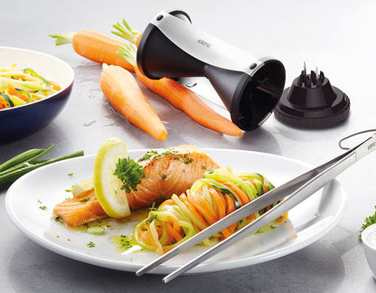 La taglierina a spirale SPIRELLI® trasforma carote, ravanelli, cetrioli e altre verdure sode in appetitose spirali infinite in un attimo - per fritture vegetariane, per salutari insalate di verdure crude e come decorazione appetitosa. In negozio e online su tuttochic.live