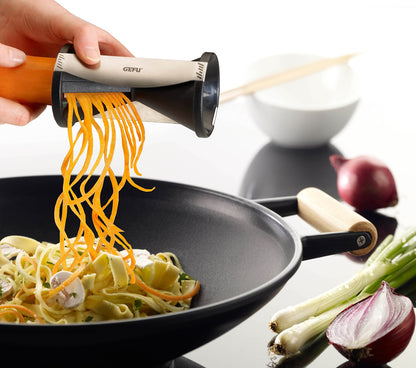 La taglierina a spirale SPIRELLI® trasforma carote, ravanelli, cetrioli e altre verdure sode in appetitose spirali infinite in un attimo - per fritture vegetariane, per salutari insalate di verdure crude e come decorazione appetitosa. In negozio e online su tuttochic.live