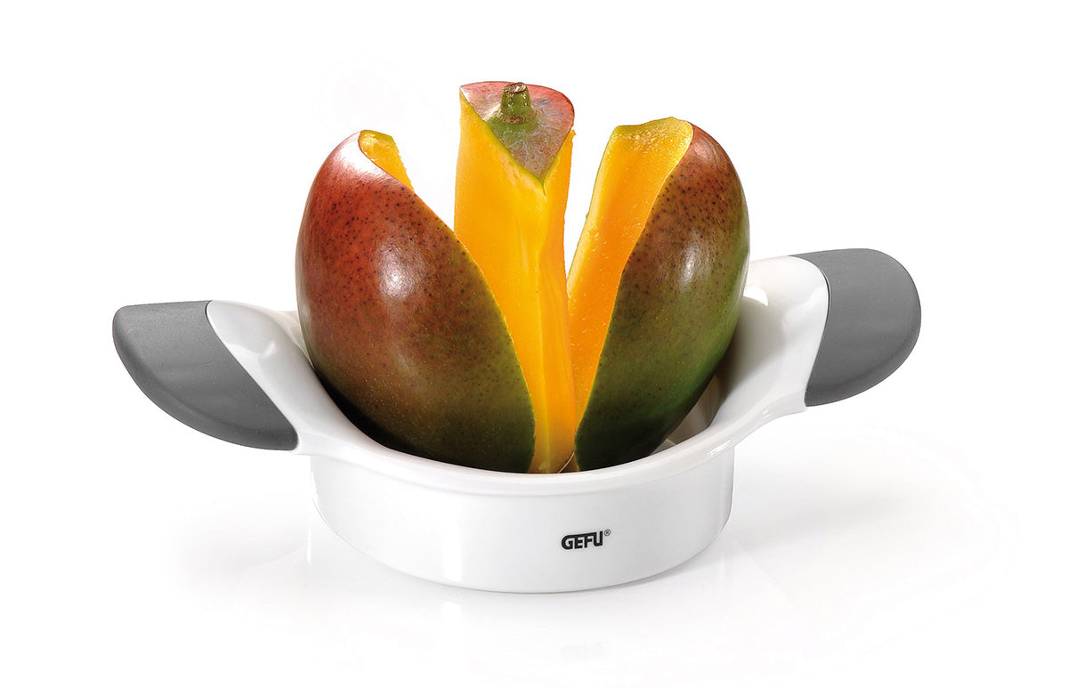 Dividere i mango ora è facile. Questo delizioso frutto dolce e succoso ora può essere detorsolato senza sforzo. Con un leggero movimento di pressatura si toglie il torsolo e si taglia il mango in due metà. Dimensioni: L 19,6 cm, L 13,2 cm, H 5,2 cm lavabile in lavastoviglie. In negozio e online su tuttochic.live