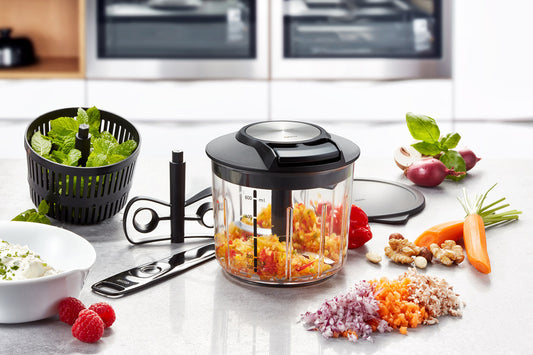 Tuttofare efficiente e a risparmio energetico: grazie al meccanismo a fune, tritare, frullare, sbattere, asciugare e mescolare un'ampia varietà di ingredienti è un gioco da ragazzi. In negozio e online su tuttochic.live