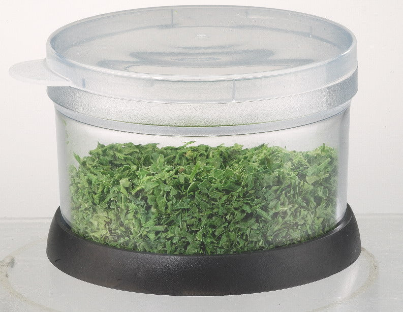 Design di qualità. Coltelli extra affilati per tagliare fine, con raschietto laterale, antiscivolo, contenitore con coperchio per la conservazione. Dettagli: lame dei coltelli affilate con sistema raschiatore Contenitore di conservazione: capacità 250 ml. In negozio e online su tuttochic.live