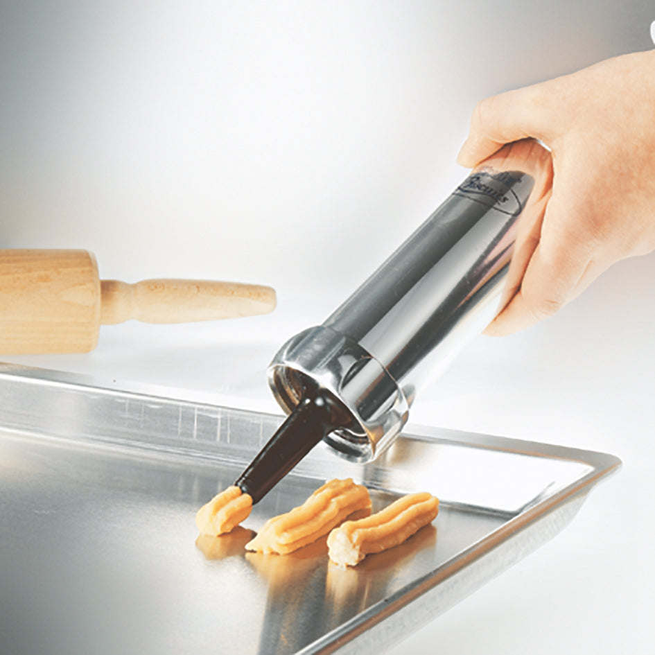 Per preparare i biscotti divertendosi: lo sparabiscotti porziona l'impasto con precisione grazie alla possibilità di regolare la quantità.  Dettagli: Accessori: 20 dischi perforati a motivo in alluminio L 26,5 cm, P 15,5 cm, H 5,4 cm Alluminio / plastica. In negozio e online su tuttochic.live