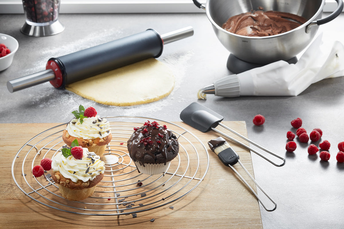 La griglia per raffreddare i dolci è indispensabile per ogni "panettiere fai da te", su cui biscotti, torte e simili arrivano a temperatura di consumo dopo la cottura! Dettagli: dimensioni Ø 32,0 cm, H 1,8 cm acciaio inossidabile di alta qualità lavabile in lavastoviglie. In negozio e online su tuttochic.live