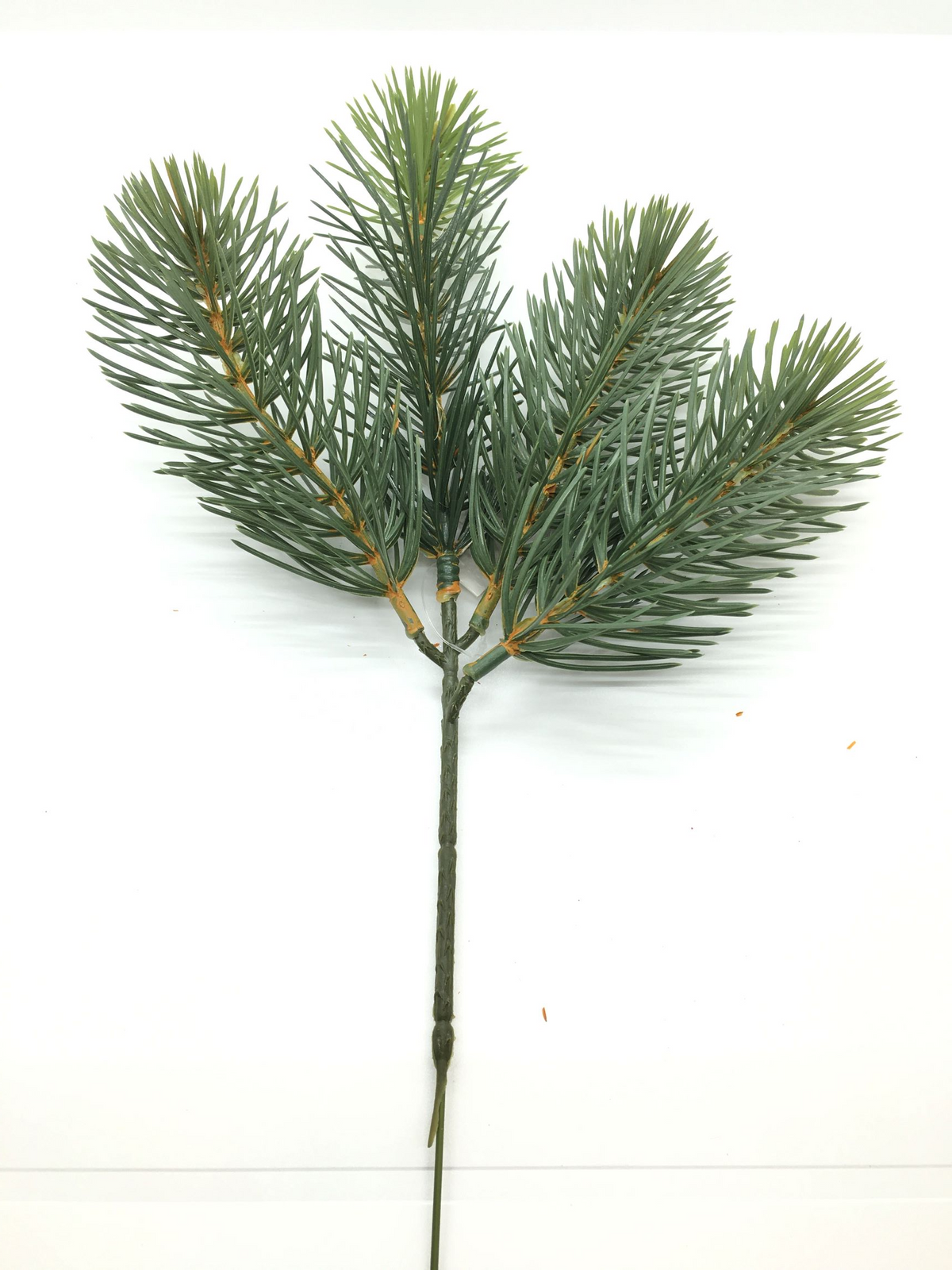 Ramo di pino composto da 4 rametti. Ideale per creare o arricchire composizioni di fiori invernali o natalizi. Dimensioni: altezza cm 34. In negozio e online su tuttochic.live