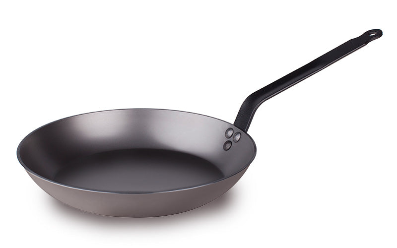 Dimensioni: diametro cm 32, altezza cm 5. La padella in ferro, detta anche “lionese” dall’aggettivo francese lyonnaise, di Lione, ha molte virtù. Ideale per realizzare fritture perfette, indispensabile per rosolare alla perfezione. In negozio e online su tuttochic.live