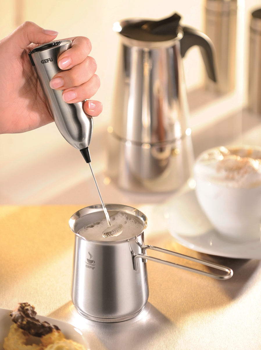 La caraffa per trasformare latte, panna, ecc. in quella schiuma cremosa. Adatto per fornelli elettrici, a gas, in vetroceramica e a induzione (a seconda del diametro minimo riconoscibile della pentola) L 17,5 cm, L 8,0 cm, H 9,4 cm lavabile in lavastoviglie. In negozio e online su tuttochic.live