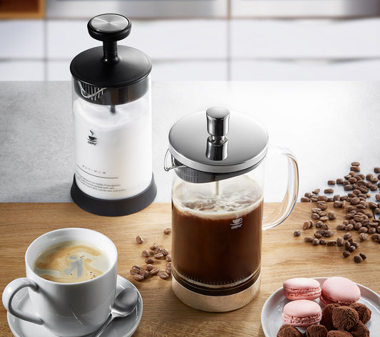 Caffè aromatico da servire in modo elegante subito dopo il tempo di infusione! L'ecologico sistema French Press della caffettiera trasforma il caffè in un vero e proprio piacere. Funziona bene anche con il tè! . In negozio e online su tuttochic.live
