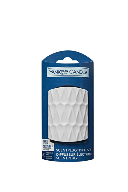 Diffusore di fragranza elettrico di Yankee Candle® è pronto a profumare qualsiasi stanza. Colore bianco. Abbinatela alla vostra ricarica per Profumatore elettrico® preferita (venduta separatamente). In negozio e online su tuttochic.live 