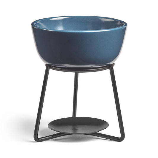 Illuminate la vostra casa con questo delizioso bruciatore per cera Pebble di Yankee Candle. Una ciotola di ceramica dalla raffinata finitura opaca che poggia su una moderna base in metallo. Dimensioni: cm 10 x 12 h. In negozio e online su tuttochic.live