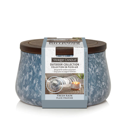 Candela creata appositamente per gli ambienti esterni. Outdoor Collection di Yankee Candle aiuta a creare un ambiente all'aria aperta piacevole che sembra parte della casa. Fragranza Fresh Rain: lluminate il vostro cortile con il profumo ispirato ad un frutteto in fiore con mela.... In negozio e online su tuttochic.live