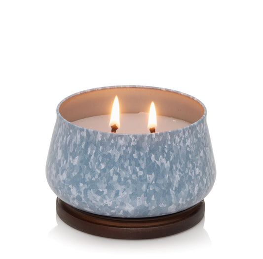 Candela creata appositamente per gli ambienti esterni. Outdoor Collection di Yankee Candle aiuta a creare un ambiente all'aria aperta piacevole che sembra parte della casa. Fragranza Fresh Rain: lluminate il vostro cortile con il profumo ispirato ad un frutteto in fiore con mela.... In negozio e online su tuttochic.live