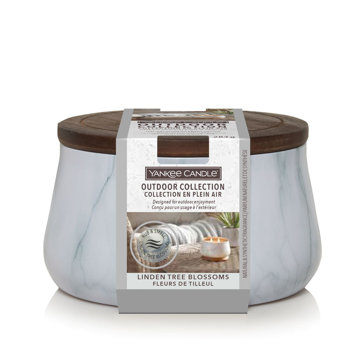 Candela creata appositamente per gli ambienti esterni. Outdoor Collection di Yankee Candle aiuta a creare un ambiente all'aria aperta piacevole che sembra parte della casa. fragranza Linden Tree Blossom Una combinazione di note che trasportano profumi ispirati alla rigogliosa ninfea. In negozio e online su tuttochic.live
