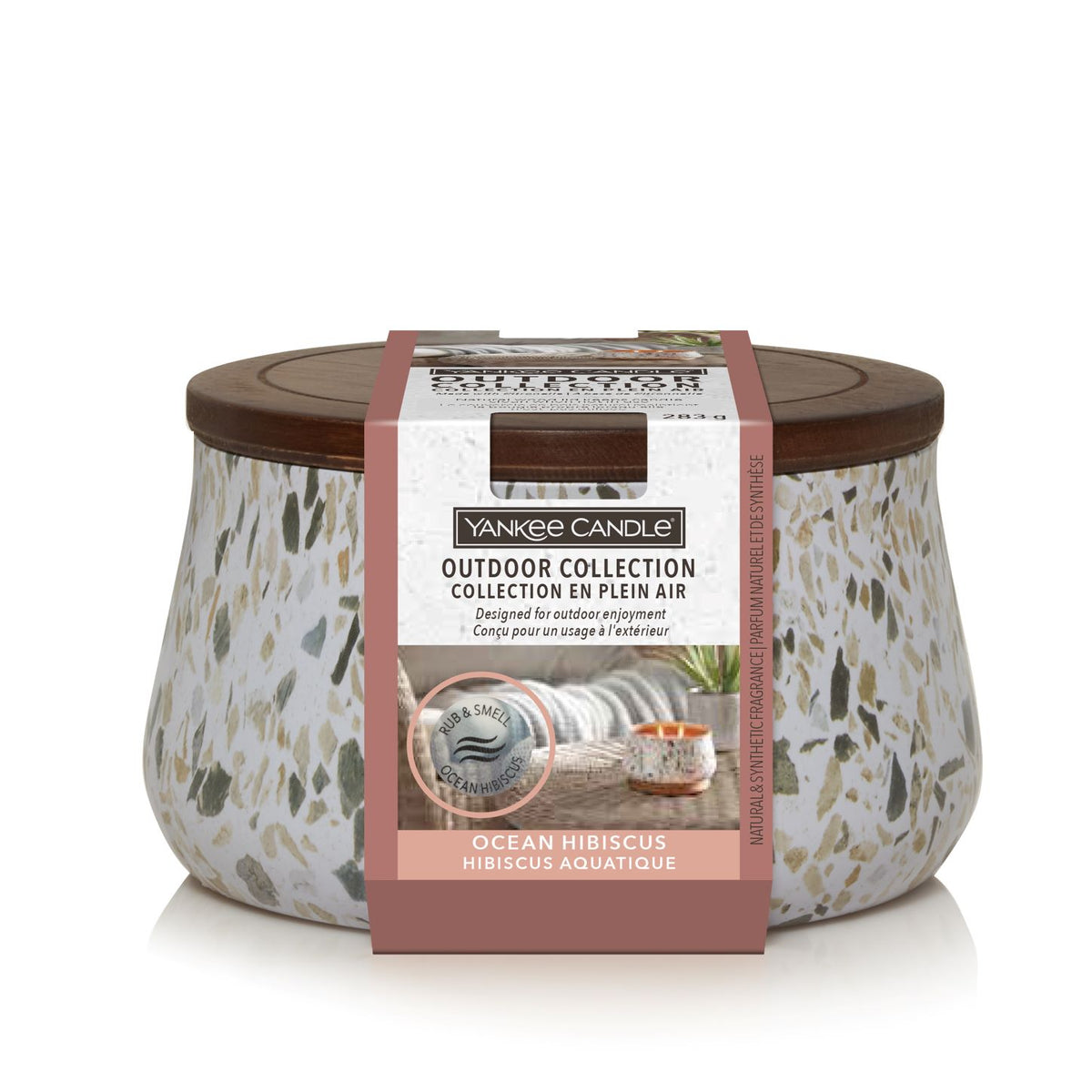 Candela creata appositamente per gli ambienti esterni. Outdoor Collection di Yankee Candle aiuta a creare un ambiente all'aria aperta piacevole che sembra parte della casa. fragranza Ocean Hibiscus perfetta per farvi compagnia all'aperto... profumi di fiori acquatici e la citronella. In negozio e online su tuttochic.live