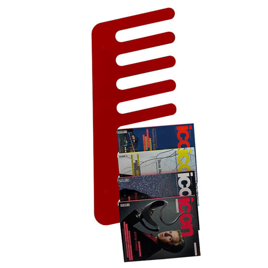 Porta riviste pensile, da parete a forma di pettine. Struttura in metacrilato trasparente di colore rosso. Si fissa al muro con distanziatori compresi nella confezione. Particolari in metallo cromato. Può essere usato anche come porta asciugamani da parete. Dimensioni: cm 90 x 35. In Negozio e online su tuttochic.live