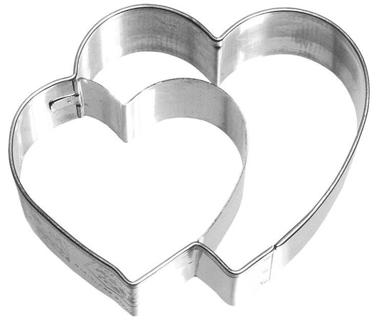 Tagliabiscotti con due cuoricini uno sopra l'altro, uno grande e uno piccolo, in acciaio inox cm 6,5, lavabile in lavastoviglie. Matrimonio e San Valentino Coccola i tuoi cari in questi giorni speciali con prelibatezze sfornate con amore. In negozio e online su tuttochic.live