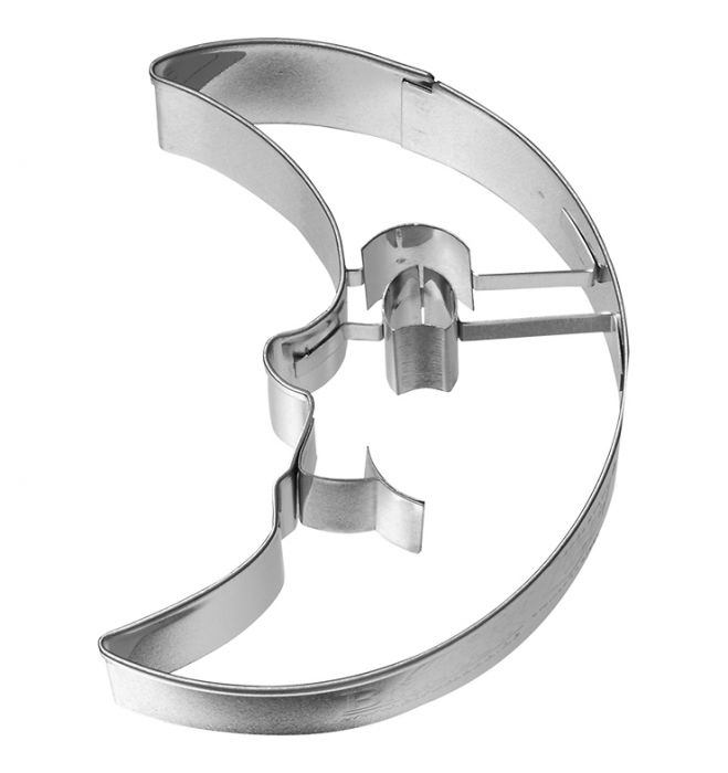 Tagliabiscotti Luna, con goffratura interna, in acciaio inox 8 cm, lavabile in lavastoviglie. Hai mai decorato il tuo albero di Natale con i tagliabiscotti? No? È giunto il momento! Attacca un nastro decorativo al tagliabiscotti e appendi le forme all'albero. In negozio e online su tuttochic.live