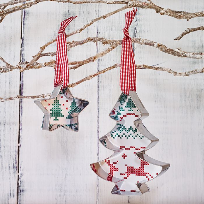 Tagliabiscotti Abete, in acciaio inox cm 6, lavabile in lavastoviglie. L'albero di Natale decorato in modo diverso. Hai mai decorato il tuo albero di Natale coni tagliabiscotti? No? È giunto il momento! Attacca un nastro decorativo al tagliabiscotti e appendi le forme all'albero. In negozio e online su tuttochic.live