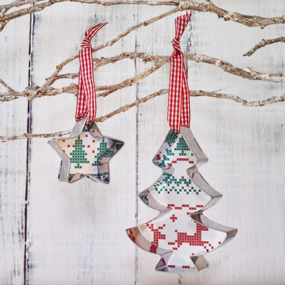 Tagliabiscotti Abete, in acciaio inox cm 6, lavabile in lavastoviglie. L'albero di Natale decorato in modo diverso. Hai mai decorato il tuo albero di Natale coni tagliabiscotti? No? È giunto il momento! Attacca un nastro decorativo al tagliabiscotti e appendi le forme all'albero. In negozio e online su tuttochic.live