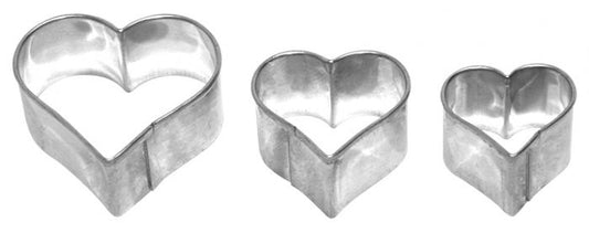 Tagliabiscotti Cuore set 3 pezzi, in acciaio inox cm 6,5-5,5-4 , lavabile in lavastoviglie. I nostri tagliabiscotti  possono essere utilizzati anche per pane, burro, formaggio, salsiccia, frutta... In questo modo puoi potenziare ogni buffet e ogni pausa pranzo. In negozio e online su tuttochic.live