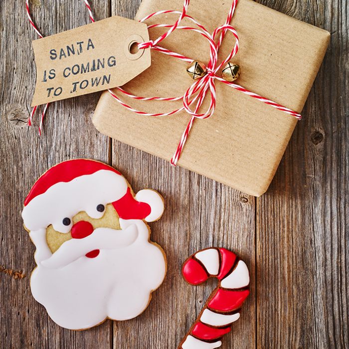 Tagliabiscotti Faccia di Babbo Natale, con goffratura interna, in acciaio inox 10,5 cm, lavabile in lavastoviglie.  I nostri tagliabiscotti non sono ideali solo per cuocere i biscotti. Possono essere utilizzati anche per pane, burro, formaggio, salsiccia, frutta e verdura. In negozio e online su tuttochic.live
