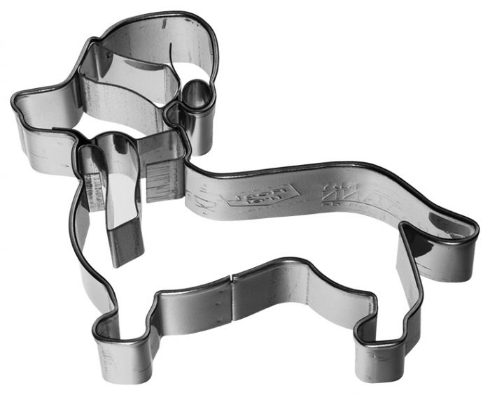 Tagliabiscotti Bassotto di Natale, con goffratura interna, in acciaio inox 7 cm, lavabile in lavastoviglie. Hai mai decorato il tuo albero di Natale con i tagliabiscotti? No? È giunto il momento! Attacca un nastro decorativo al tagliabiscotti e appendi le forme all'albero. In negozio e online su tuttochic.live