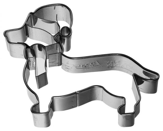 Tagliabiscotti Bassotto di Natale, con goffratura interna, in acciaio inox 7 cm, lavabile in lavastoviglie. Hai mai decorato il tuo albero di Natale con i tagliabiscotti? No? È giunto il momento! Attacca un nastro decorativo al tagliabiscotti e appendi le forme all'albero. In negozio e online su tuttochic.live